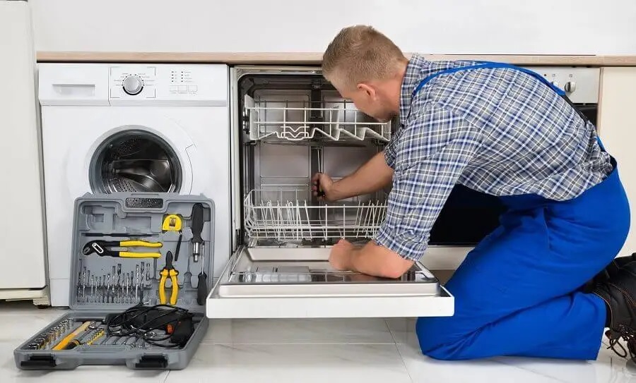 Kocaali Liebherr servisi teknisyen ekibi beyaz eşya tamiri yaparken